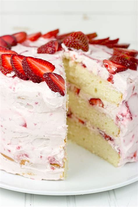 Delicious Strawberry Whipped Cream Cake Recipe