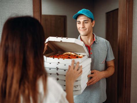 Delivering pizza. Bestel je pizza, Crunchy Chicken, bijgerecht en de lekkerste desserts bij Domino's. Zowel bezorgen als afhalen! Bestel nu online | Domino's Pizza Nederland 