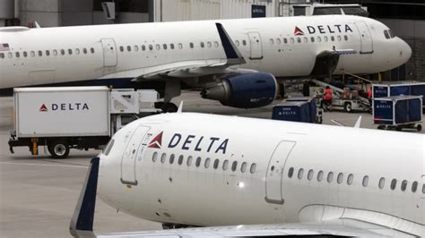 Delta Air Lines posts $1.11 billion profit for the third quarter and sees strong holiday bookings