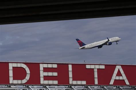 Delta loses $363 million but says travel demand still strong