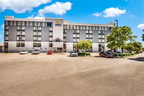Deluxe inn plano. Days Inn is part of the Wyndham Hotel Group, which is headquartered in Parsippany, N.J. As of 2014, the Wyndham Hotel Group owns roughly 7,200 hotels under 15 brands (including Day... 