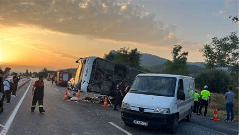 Denizli’de kum yüklü kamyon otobüse çarptı: 6 kişi hayatını kaybetti, 42 kişi yaralandı