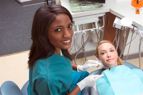 Dental assistant training. Dental Assistant Program Length & Cost in New York Community colleges and technical colleges offer dental assistant training in New York. If you opt for a certificate/diploma program, you’ll be in school between 6 and 15 months, and you’ll spend between $2,170 and $41,830. 