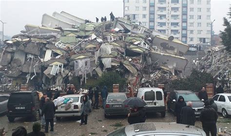 Depremde 96 kişinin öldüğü binanın görevlisi: ''Asansörün altından su çıkardı''