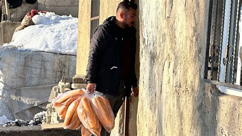 Depremde hayatını kaybedenler için köy köy gezerek ekmek dağıttıs
