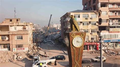 Depremin simgesi saat bir yıldır 04.17’de duruyor