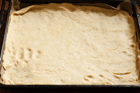 
Der Teig wird auf einem Blech ausgestrichen