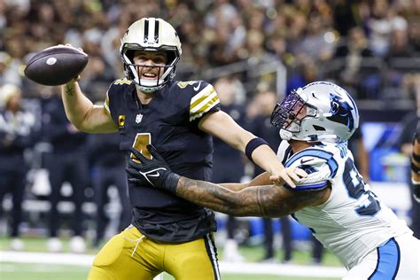 Derek Carr overcomes recent injuries and rough start, leads Saints past Panthers 28-6