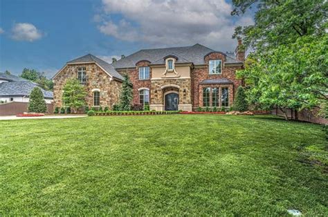 Derrick Willis Living on Drury Ln in Nichols Hills, OK