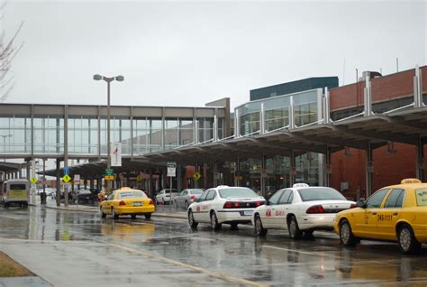 Des moines iowa airport. Des Moines International Airport values your feedback. For questions, comments or specific inquiries, please get in touch. ... Des Moines, Iowa 50321. General: 515-256-5050 Administration: 515-256-5100. Directions. Media Contact. Kayla Kovarna , Deputy Director of Communications, Marketing and Air Service Development. 