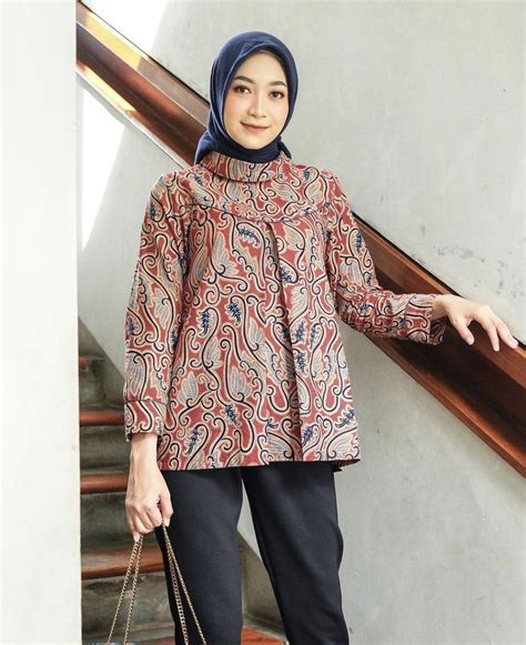 Desain khusus dan terbaru baju kantor batik wanita muslimah