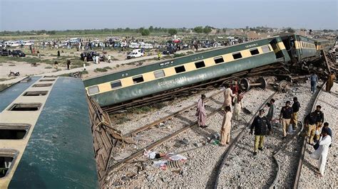Descarrilamiento de tren en Pakistán deja al menos 15 muertos y 40 heridos