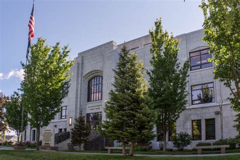 Deschutes county court bend oregon. If you live in Portland, Oregon, you'll find there are a few options for individuals and families who are considered low-income. You can apply for Section 8 housing through the Uni... 