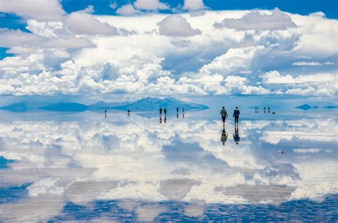 6 abril 2011. Los 10.000 kms2 de superficie blanca y lisa convierten al Salar de Uyuni en un lugar de paisajes únicos donde el cielo y la tierra se funden. Aunque lo parezca, las personas.... 