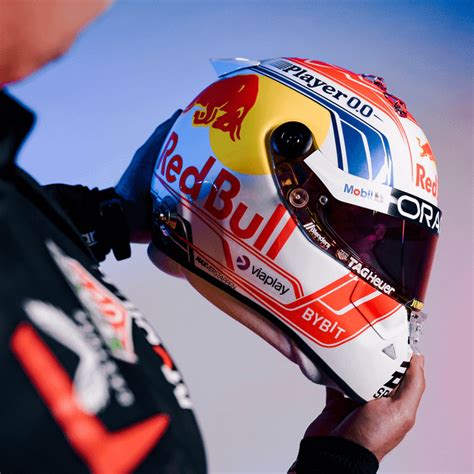 Design a helmet for Des Foley! r/formula1
