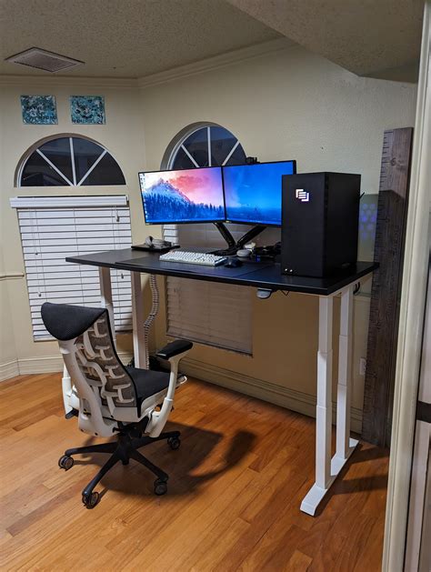 I texted and messaged to Chris and decided on a 4 legs Vertex Pro. . Deskhaus