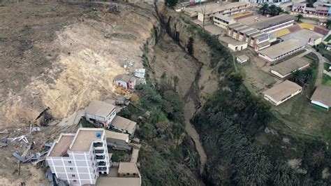 Deslizamiento de tierra en Alausí, Chimborazo deja varias personas atrapadas.