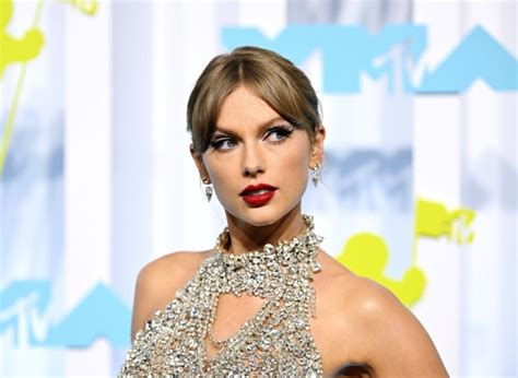 Despite previous warnings, woman arrested outside Taylor Swift’s home