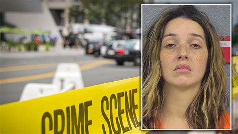 Desplomada en el piso: la acusan de matar a tiros a sus dos hijos de 6 y 9 años