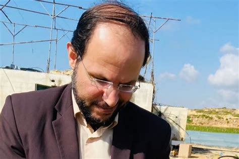 Destacado profesor y escritor de Gaza muere en un ataque aéreo, semanas después de haber dicho a CNN que él y su familia no tenían “otro lugar adonde ir”