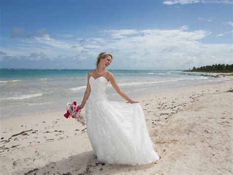 Destination wedding photographer. The total cost of a destination wedding varies greatly. Prices depend on location, the number of days, the number of events, the U.S. dollar to local currency exchange rate, the time of year, the ... 