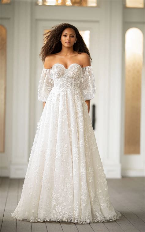 Pretty A-line wedding dress with <b>detachable sleeves</b>. . Detachedsleeves