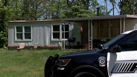 Detienen a padres tras encontrar a sus 7 hijos viviendo en una casa con ratas enjauladas y refrigerador cerrado con candado, dice la policía