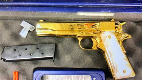 Detienen a una estadounidense en Sydney después de que el personal del aeropuerto encontrara una pistola de oro en su equipaje