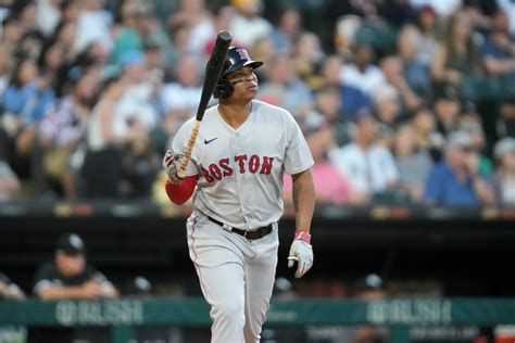 Devers homers, flashes leather to lead Red Sox past White Sox 3-1