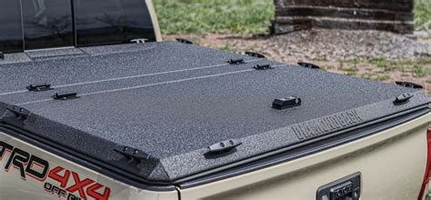 It keeps you organized. Optional aluminum storage bins can be placed underneath the gull-wing doors of the DiamondBack 270 truck bed cover. Available in three sizes: a uniformly 8″ deep bin, a 13″ deep crossover bin, and a 4″ tray with an integrated 8″ tool trough. Top hauling up to 400 lbs, .080”3003 Diamond Plate alloy Aluminum..