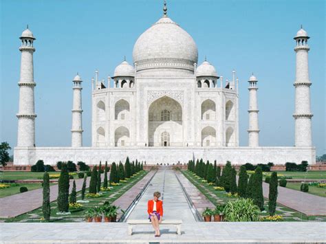 Diana at the Taj Mahal – Iconic Photos