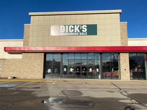 2470 US HWY 34. GENEVA, IL. GENEVA COMMONS. 618 COMMONS DRIVE. LOMBARD, IL. FOUNTAIN SQUARE. 810 E BUTTERFIELD ROAD. Close. Official DICK'S Sporting Goods Maps and Information for Naperville, IL Location.. 