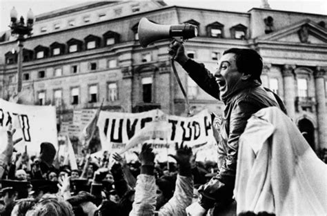 La dictadura uruguaya (1973-1985) forzó al exilio a cerca de 380.000 personas, casi el 14% de la población. El exilio empezó siendo algo temporal en los países vecinos para poder continuar la militancia contra el régimen.Ser militante supone negar que la militancia los convierta en víctimas. . 