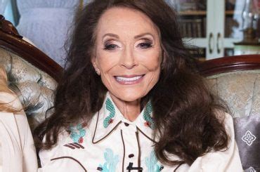 Did Loretta Lynn really break down on stage? - Cafe …