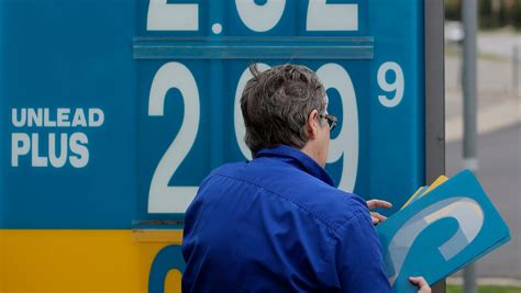 3 de out. de 2023 ... Gas price analyst Dan McTeague says drivers in Metro Vancouver should wait until Wednesday to fill up their tanks.