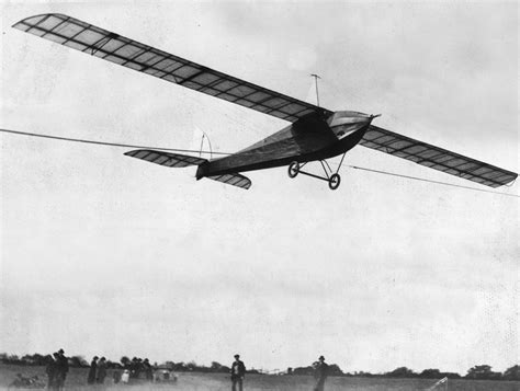 Did gliders exist before airplanes