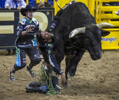 Did jb mauney break his leg. LEWISTON, Idaho — Bull riding star J.B. Mauney announced his retirement Tuesday, a week after breaking his neck in the Lewiston Roundup. The 36-year-old Mauney, from Charlotte, North Carolina ... 