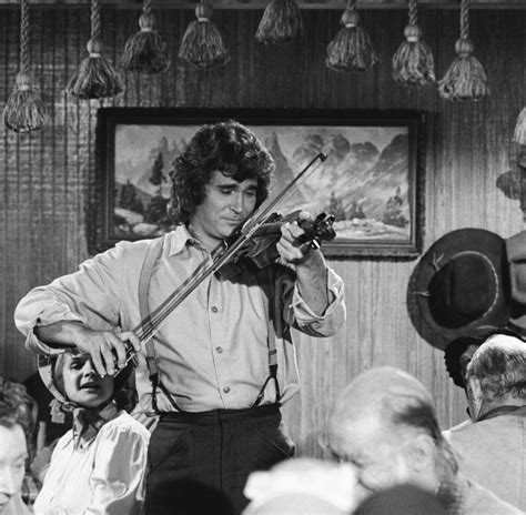 Did michael landon really play the violin. Did Michael Landon really know how do you play the violin? No, according to most critics and experts, it was obvious that Michael Landon did not really play the violin. In some episodes, his violin playing was laughably fake, with Pa not even touch the strings with the bow. 