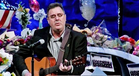 Did vince gill die. vocals, guitar, mandolin, Dobro, banjo. Years active. 1979-present. Labels. RCA Records. MCA Nashville Records (current) Website. VinceGill.com. Vincent Grant "Vince" Gill (born April 12, 1957) is an American country music singer - songwriter and multi-instrumentalist . 