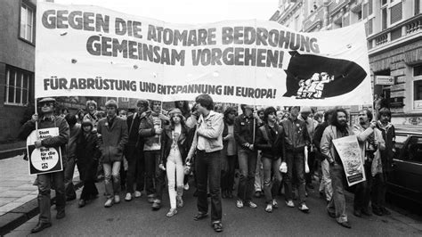 Die deutsche wirtschaftsprominenz 1981 von a z. - Attack on titan the harsh mistress of the city part 1.