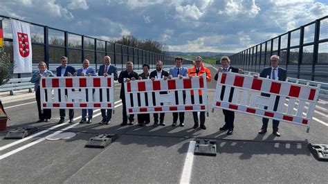 Die ersten Autos auf der neuen Strecke: Ortsumgehung