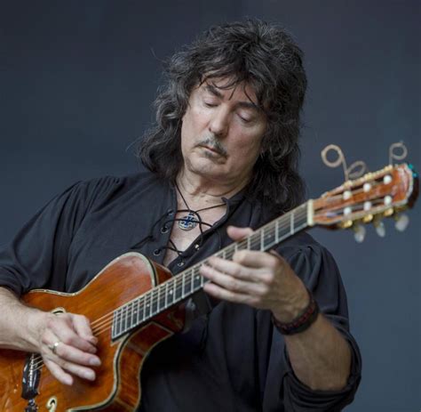 Die ultimative Ritchie Blackmore Perücke: Verwandeln Sie sich in den legendären Rockgott