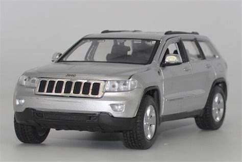 Diecast Jeep Grand Cherokee Laredo Model Silver 1:24 By Maisto