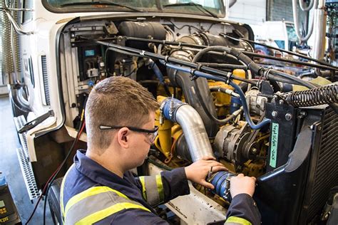 Diesel mechanic training. Growth in this career field in the state of Maryland is also projected to be about 5 percent between 2016 and 2026, according to Career OneStop. The average salary earned by diesel mechanics in Maryland in 2018 was $51,890. The median hourly wage in this state the same year was $25.34. Candidates who complete postsecondary training are likely ... 