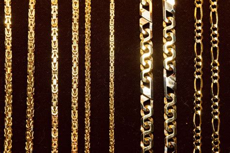 Different chain links. 9 Different Types of Chains. Figaro Chain. 14K YELLOW GOLD FIGARO LINK 20″ CHAIN NECKLACE. The Figaro chain is one of the most popular of the … 