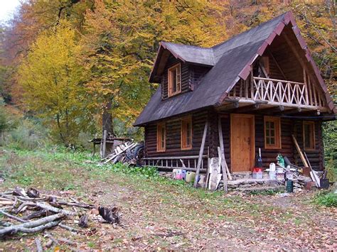 Dik çatılı dağ evleri