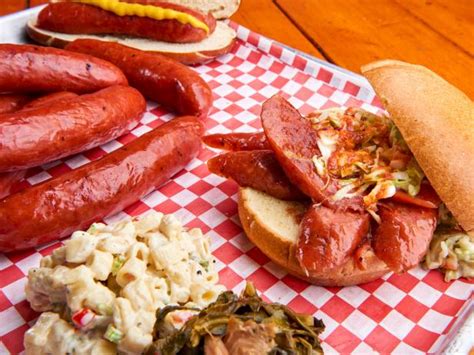 Diners dives las vegas. Lola's, a New Orleans style restaurant, has brought the Big Easy to Sin City. Guy says the roast beef po' boy with gravy is "on point." The crawfish, according to Guy, is "tender, sweet and out of ... 