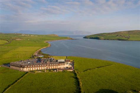 Dingle skellig hotel. Just 200 metres from Dingle Bay, the Dingle Skellig Hotel and Peninsula Spa has a leisure club with childrens pool as well as a 17mtr poolm a restaurant and gym. Show more. 8.2. Scored 8.2 . Very good. Rated very good. 175 reviews. Price from £170.79 per night. Check availability. Hotel Ceann Sibeal. 