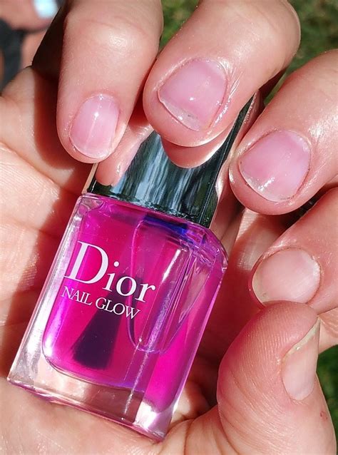  Dior Nail Glow is a beautifying nail polish with a formula that revives the nails’ natural color: the nails are lightly tinted from the 1st application. Once this nail care product is applied, the nails are radiant and protected day after day. The French manicure effect is immediate, the shiny finish and rounded nail effect are spectacular. . 