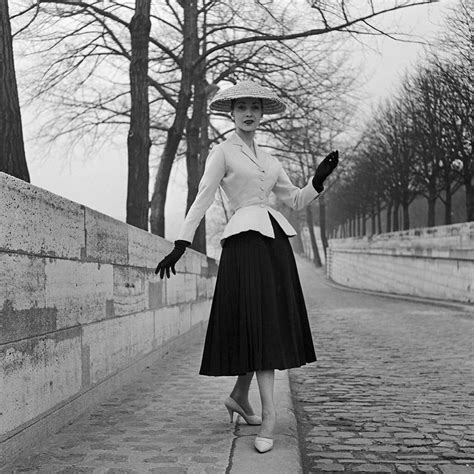Dior new look 1947. De geur New Look 1947 is een geparfumeerde herinnering aan de eerste couture modeshow van Christian Dior die op 12 februari 1947 plaatsvond. De geur draagt een inmiddels iconische naam die Carmel Snow, de toenmalige hoofdredactrice van Harpers' Bazaar, gebruikte om de vernieuwende en verbazingwekkende collectie te beschrijven. 